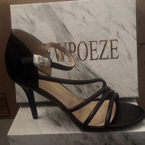 Black Strappy Heels NWT Cewpoeze